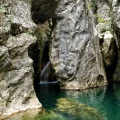 Gola rocciosa con acqua cristallina. Un vero spettacolo naturale, parrano cosa vedere per gli amanti della natura selvaggia.