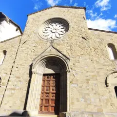 Facciata romanica del San Sepolcro, con rosone e portale in pietra.