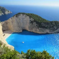 Navagio Beach, Grecia: un luogo perfetto dove andare in vacanza da soli, con acque turchesi e scogliere imponenti.