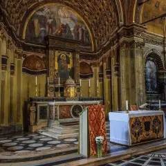 Interno di Santa Maria presso San Satiro, con altare, affreschi e colonne dorate.