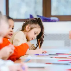 Bambini concentrati a disegnare, un esempio di scuola senza zaino pro e contro.