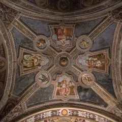 Volta affrescata di San Michele a Pavia, con scene bibliche e figure angeliche che adornano le volte a crociera, un capolavoro di arte medievale.