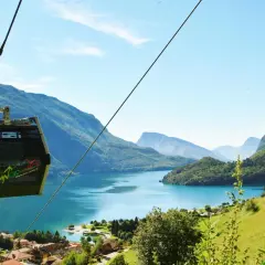 Funivia panoramica su Molveno, con il lago turchese e le montagne. Perfetto per esplorare i sentieri facili.