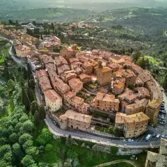 Panicale, borgo medievale in Umbria, si estende su una collina tra uliveti e vigneti.