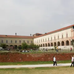 Il castello di Melegnano, con la sua architettura storica, accoglie visitatori e passeggiatori in una giornata nuvolosa.