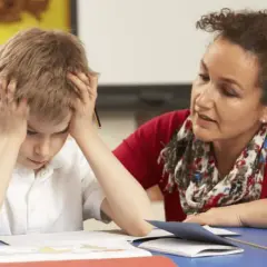 Bambino in difficoltà con i compiti, insegnante di sostegno cosa non deve fare: non mettergli pressione, ma offrire supporto e comprensione.