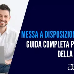 Uomo sorridente con laptop, testo "Messa a disposizione ATA: la guida completa per l'invio della domanda".