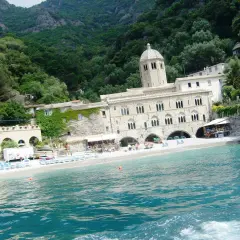 Abbazia di San Fruttuoso, Portofino: un gioiello incastonato tra mare e montagna, con la sua spiaggia e il mare cristallino.
