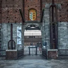Ingresso principale del Castello Sforzesco con stemma e ponte levatoio.