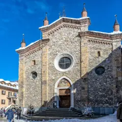 Chiesa in pietra a Limone Piemonte, cosa vedere: un borgo innevato con architettura alpina e un'atmosfera incantevole.