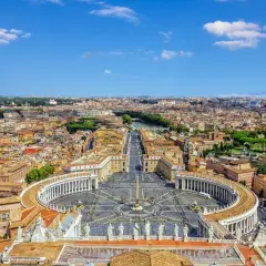 Vista aerea di Piazza San Pietro e della città di Roma, un luogo perfetto per un giro delle 7 chiese.
