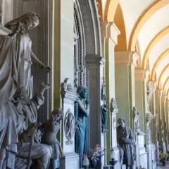 Sculture e archi definiscono questo cimitero monumentale. Un'elegante galleria coperta ospita monumenti funerari e statue.