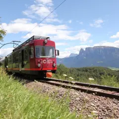 Il trenino del Renon attraversa un paesaggio alpino mozzafiato. Scopri come arrivare per goderti questo viaggio panoramico.