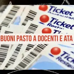 Buoni pasto per il personale scolastico, docenti e ATA, in un'immagine che mostra una pila di ticket restaurant.