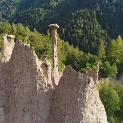 Le piramidi di terra del Val di Cembra, un paesaggio unico da vedere, con rocce scolpite dal tempo e vegetazione rigogliosa.