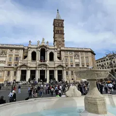 Piazza Santa Maria Maggiore con la fontana in primo piano. Per capire **santa maria alla fontana come arrivare**, guarda la maestosa basilica e la piazza affollata.