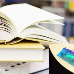 Libri aperti e una bustina trasparente con matite e righello, un vero bonus libri per lo studio.