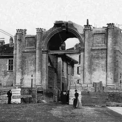 Antica Porta Vercellina a Milano, con persone che passeggiano e edifici circostanti.