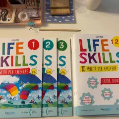 Libri "Life Skills" per la scuola, con illustrazioni colorate e indicazioni per la crescita.