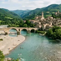 Ponte medievale sul fiume Trebbia, con borgo storico e castello arroccato. Un luogo incantevole da scoprire nel Val Trebbia, cosa vedere per un'esperienza indimenticabile.