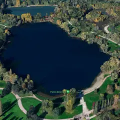 Vista aerea del Parco delle Cave con laghi, alberi autunnali e sentieri verdi.