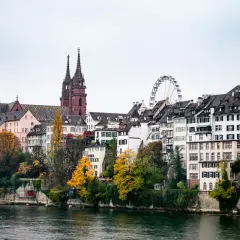 Basilea cosa vedere: la cattedrale con le torri gemelle, case colorate lungo il fiume Reno e la ruota panoramica.