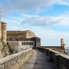 Antico borgo arroccato su una collina, con un campanile e un panorama mozzafiato. C'è **massa cosa vedere** in questo luogo storico.