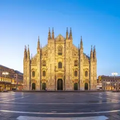 Il Duomo di Milano spiegato ai bambini: una cattedrale gotica con tante guglie, come un castello di fiaba, che domina la piazza.