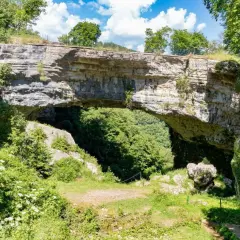 Il ponte di Veja, un arco naturale imponente, si staglia tra la vegetazione lussureggiante.