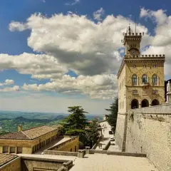 Torre del Campanone e Palazzo Pubblico, un invito a visitare San Marino con vista panoramica mozzafiato sulle colline.