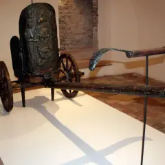 Carro funerario di bronzo, ritrovato a Monteleone di Spoleto, con decorazioni a maschere teatrali.