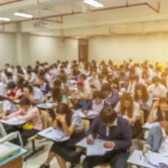 Aula universitaria affollata, studenti concentrati sugli esami. Il sfp significato università è la chiave per il loro futuro.