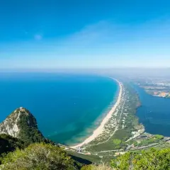 Vista aerea del promontorio del Circeo, dove si trova questo splendido tratto di costa laziale con mare azzurro, spiaggia dorata e un lago costiero.