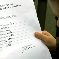 Pagella scolastica con voti. La condotta è "sette", un voto che fa riflettere.
