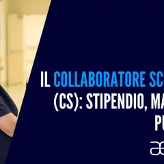 Il collaboratore scolastico sorride. Il titolo parla di stipendio, mansioni e punteggio per questa figura professionale.