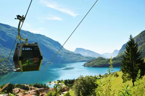 Funivia panoramica su Molveno, con il lago turchese e le montagne. Perfetto per esplorare i sentieri facili.