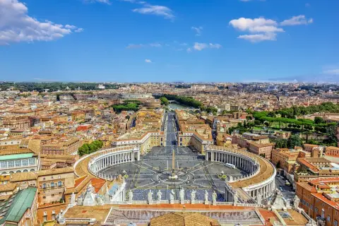 Vista aerea di Piazza San Pietro e della città di Roma, un luogo perfetto per un giro delle 7 chiese.