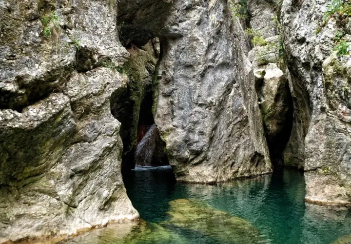 Gola rocciosa con acqua cristallina. Un vero spettacolo naturale, parrano cosa vedere per gli amanti della natura selvaggia.