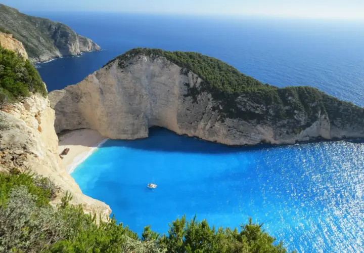 Navagio Beach, Grecia: un luogo perfetto dove andare in vacanza da soli, con acque turchesi e scogliere imponenti.