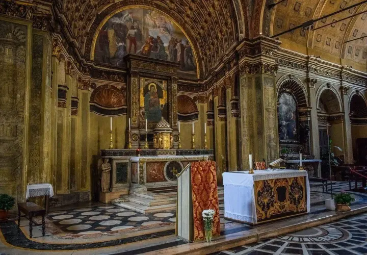 Interno di Santa Maria presso San Satiro, con altare, affreschi e colonne dorate.