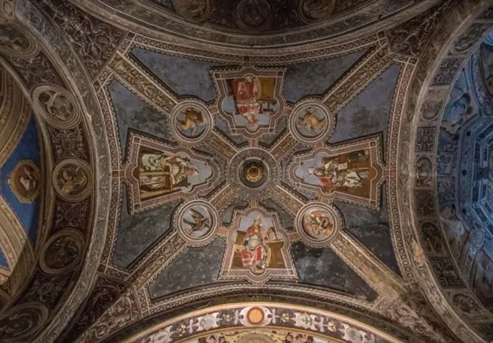 Volta affrescata di San Michele a Pavia, con scene bibliche e figure angeliche che adornano le volte a crociera, un capolavoro di arte medievale.