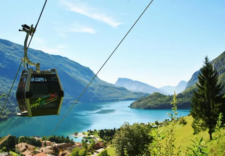 Funivia panoramica su Molveno, con il lago turchese e le montagne. Perfetto per esplorare i sentieri facili.