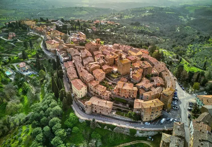 Panicale, borgo medievale in Umbria, si estende su una collina tra uliveti e vigneti.