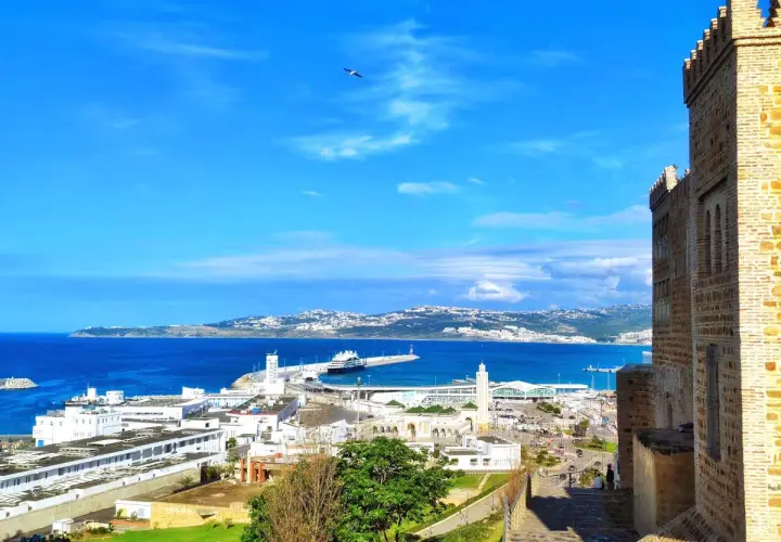 Vista panoramica di Tangeri: il porto, il mare blu e un'antica fortezza. Un luogo ricco di storia e cose da vedere.