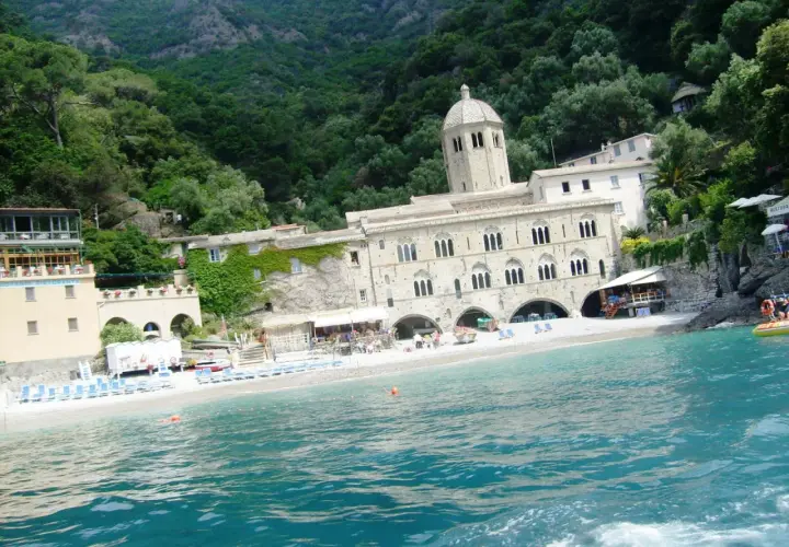 Abbazia di San Fruttuoso, Portofino: un gioiello incastonato tra mare e montagna, con la sua spiaggia e il mare cristallino.