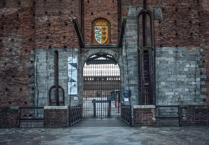 Ingresso principale del Castello Sforzesco con stemma e ponte levatoio.