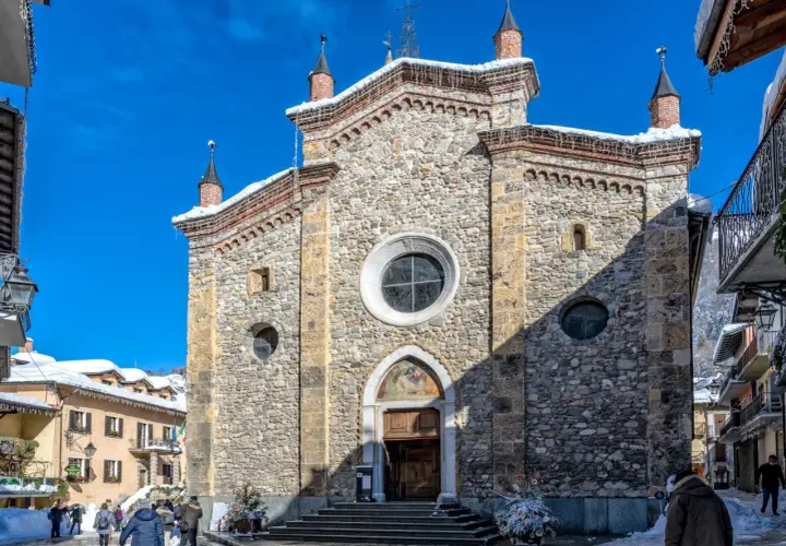 Chiesa in pietra a Limone Piemonte, cosa vedere: un borgo innevato con architettura alpina e un'atmosfera incantevole.