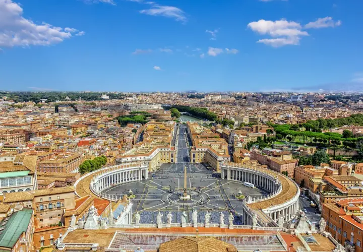 Vista aerea di Piazza San Pietro e della città di Roma, un luogo perfetto per un giro delle 7 chiese.