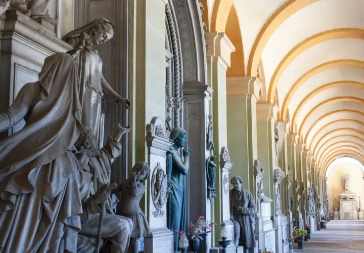 Sculture e archi definiscono questo cimitero monumentale. Un'elegante galleria coperta ospita monumenti funerari e statue.
