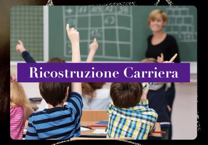 Aula con bambini che alzano la mano, insegnante sorridente. Testo: Ricostruzione Carriera Docenti.